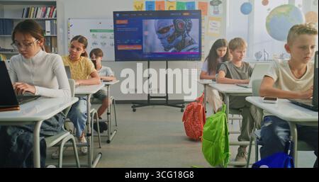 Élèves de l'école primaire travaillant sur des projets créatifs sur des ordinateurs portables, pratiquant les compétences numériques en classe d'art. Écran numérique montrant le logiciel ai pour la création d'images. Apprentissage interactif STEM. Dolly Shot Banque D'Images