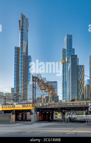 Gratte-ciel modernes et hauts derrière un pont ferroviaire bas à Melbourne, en Australie. Banque D'Images