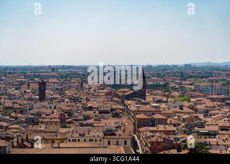 Historique Vérone Skyline avec ses tours médiévales Banque D'Images