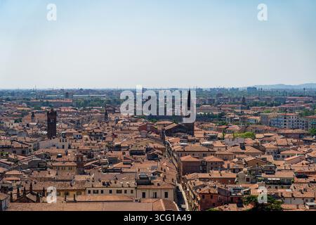 Historique Vérone Skyline avec ses tours médiévales Banque D'Images