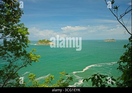 Vue sur l'île d'isla olocuita depuis le sentier Punta Catedral au parc national Manuel Antonio Banque D'Images
