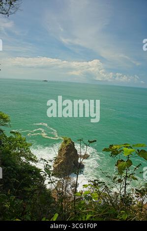 Vue sur l'océan à Punta Catedral Trail dans le parc national Manuel Antonio au Costa Rica Banque D'Images