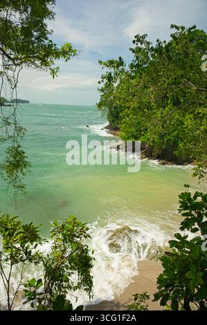 Vue sur l'océan à Punta Catedral Trail dans le parc national Manuel Antonio au Costa Rica Banque D'Images