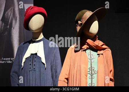 Michelle Dockery (comme Lady Mary) : robe en soie bleue 'défilé de mode' Elizabeth McGovern (Comtesse de Grantham) : robe sarcelle avec manteau plissé en terre cuite Banque D'Images