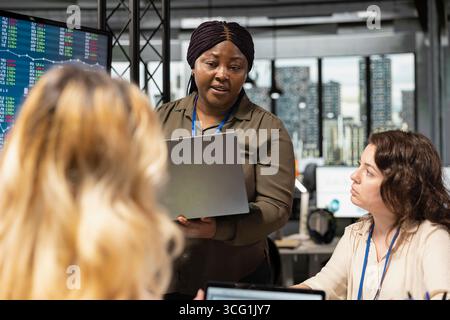 Responsable afro-américaine dans le cadre de l'entreprise montrer l'autonomisation par l'action, en alignant les idées avec la stratégie et la vision de l'entreprise pour mener un projet avec son équipe de collègues qualifiés. Banque D'Images