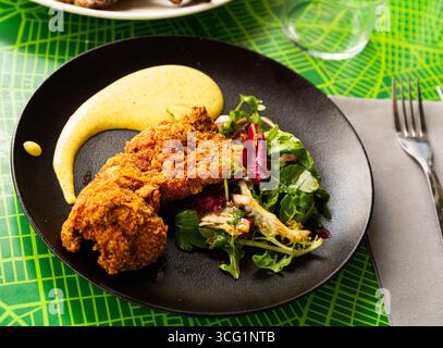 Poulet au panko rôti en tandoor avec sauce mousseline Banque D'Images