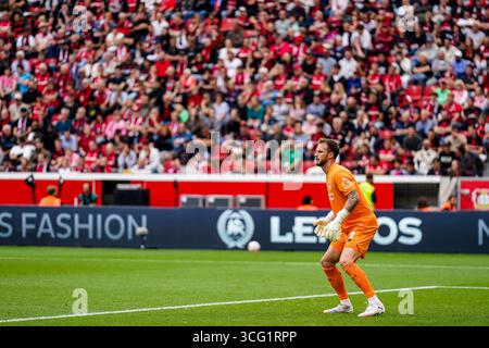 LEVERKUSEN, ALLEMAGNE - 23 AOÛT : le gardien de but de Bayer 04 Leverkusen Mark Flekken regarde le match de Bundesliga entre Bayer 04 Leverkusen et TSG Hoffenheim à BayArena le 23 août 2025 à Leverkusen, Allemagne. (Photo de René Nijhuis) Banque D'Images