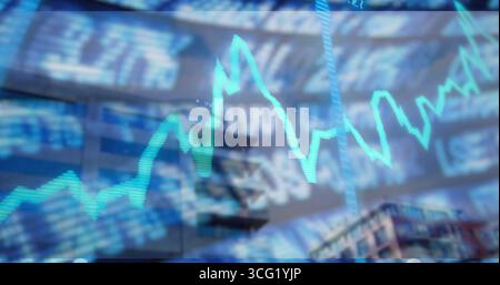 Affichage du graphique en courbes turquoise balayant l'affichage du marché avec les symboles de ticker et la façade urbaine Banque D'Images