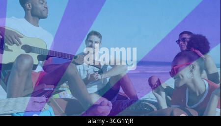 Guitare acoustique tapante, cinq amis assis au bord de la plage, tenant des popsicles et des lunettes de soleil Banque D'Images