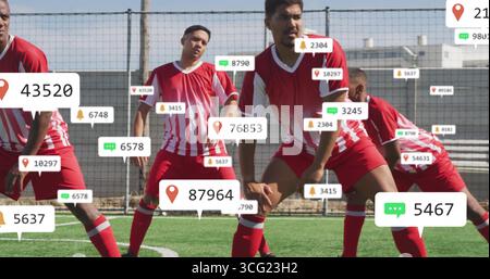 Exécution de fentes d'échauffement par sept joueurs de football en maillots rouges sur terrain, avec des icônes superposées Banque D'Images