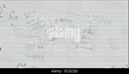Montrant une feuille de carnet lignée couchée sur le bureau, avec algèbre écrite au crayon et formules de calcul Banque D'Images