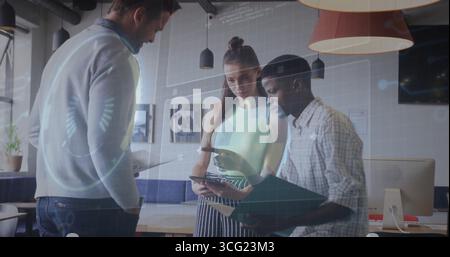 Collaboration de collègues examinant la tablette et le dossier dans un bureau ouvert avec superposition holographique Banque D'Images