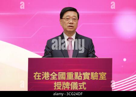 Hong Kong, Hong Kong en Chine. 25 août 2025. John Lee, directeur général de la région administrative spéciale de Hong Kong (RASHK), prononce un discours lors de la cérémonie de dévoilement des plaques pour 15 laboratoires nationaux clés à Hong Kong, dans le sud de la Chine, le 25 août 2025. POUR ALLER AVEC '15 laboratoires clés nationaux dévoilés à Hong Kong' crédit : lui Siu Wai/Xinhua/Alamy Live News Banque D'Images