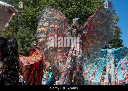 Londres, Royaume-Uni. 25 août 2025. Les mascarades marchent sur pilotis pendant le défilé du carnaval de Notting Hill à Londres. Le Carnaval de Notting Hill est l'un des plus grands festivals de rue au monde. C'est un carnaval annuel des Caraïbes qui a lieu à Londres depuis 1966 dans les rues de Notting Hill pendant le week-end de vacances en août. Crédit : SOPA images Limited/Alamy Live News Banque D'Images