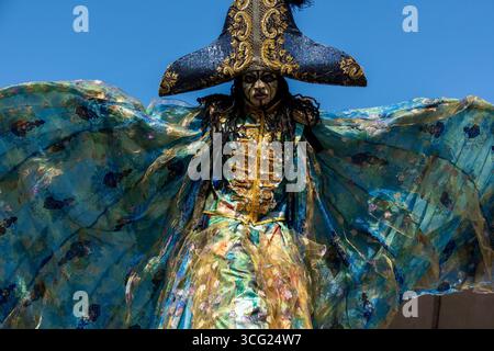 Londres, Royaume-Uni. 25 août 2025. Une mascarade regarde vers le bas depuis ses pilotis pendant le défilé sur le carnaval de Notting Hill à Londres. Le Carnaval de Notting Hill est l'un des plus grands festivals de rue au monde. C'est un carnaval annuel des Caraïbes qui a lieu à Londres depuis 1966 dans les rues de Notting Hill pendant le week-end de vacances en août. Crédit : SOPA images Limited/Alamy Live News Banque D'Images