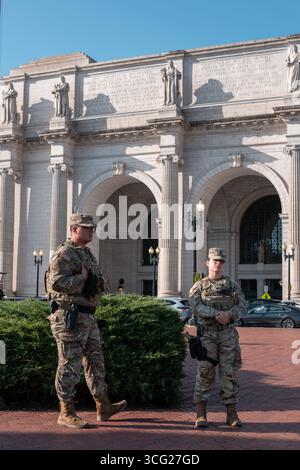 Washington, DC, États-Unis. 25 août 2025. Des soldats armés de la Garde nationale patrouillent la station de l'Union le 25 août 2025 à Washington, DC, l'administration Trump a déployé la Garde nationale et les forces de l'ordre fédérales à Washington pour aider à la répression de la criminalité dans le Capitole de la nation (crédit image : © Andrew Leyden/ZUMA Press Wire) USAGE ÉDITORIAL SEULEMENT ! Non destiné à UN USAGE commercial ! Banque D'Images