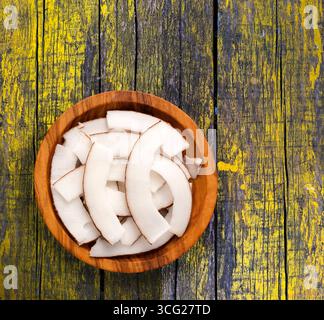 Flocons de noix de coco biologiques dans un bol - Cocos nucifera Banque D'Images