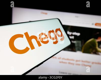 Allemagne. 18 août 2025. Dans cette illustration photo, un smartphone avec le logo de la société américaine de technologie éditoriale Chegg Inc est vu sur l'écran en face du site Web. (Photo timon Schneider/SOPA images/SIPA USA) *** strictement à des fins éditoriales *** crédit : SIPA USA/Alamy Live News Banque D'Images