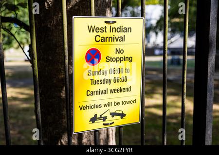 Leeds, Royaume-Uni. 25 AOÛT 2025. Panneau montrant les restrictions de stationnement comme environ 120 mille personnes ont assisté au Carnaval de Leeds West Indian (LWIC) - édition 2025. L'événement était basé à Potternewton Park et en est à sa 58ème année. Crédit Milo Chandler/Alamy Live News Banque D'Images