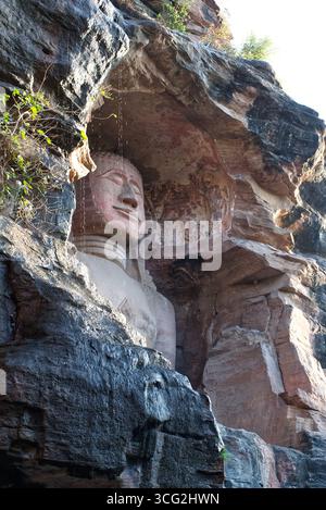 Sculptures complexes de figurines de Budda sur une paroi rocheuse au temple Jain à Gwalior, Madhya Pradesh, Inde. Banque D'Images