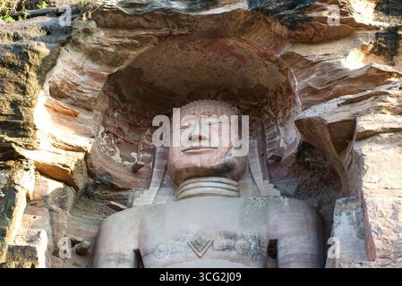 Statue de Bouddha sculptée au temple Jain à Gwalior, Madhya Pradesh, Inde. Banque D'Images