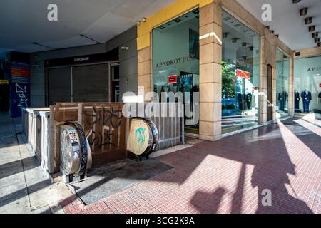 Athènes, Grèce - entrée d'escalator souterrain fermée Banque D'Images