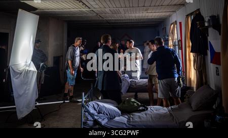 Ostrava, République tchèque. 25 août 2025. Tournage du long métrage documentaire Osamely vlk (le loup solitaire), qui décrit l'histoire du pilote tchécoslovaque Josef Frantisek de la RAF, à Ostrava, en République tchèque, le 25 août 2025. Crédit : Petr Sznapka/CTK photo/Alamy Live News Banque D'Images