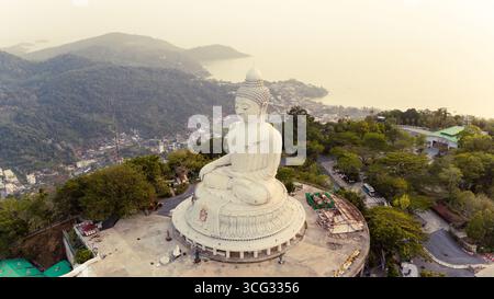 Vue aérienne de la majestueuse statue du Grand Bouddha se trouve sereinement au sommet de Nakkerd Hill, surplombant la mer turquoise d'Andaman, le Grand Bouddha de Phuket, en Thaïlande. Banque D'Images
