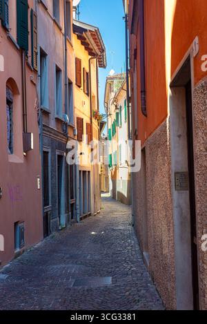 Charmante allée étroite avec des bâtiments colorés dans la ville italienne historique d'Udine Banque D'Images