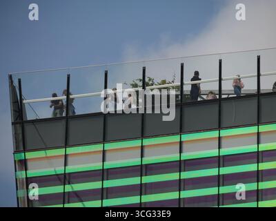 Londres, Royaume-Uni – les visiteurs apprécient la vue sur le toit depuis le jardin au 120, situé à Fen court, 120 Fenchurch Street, dans la ville de Londres Banque D'Images