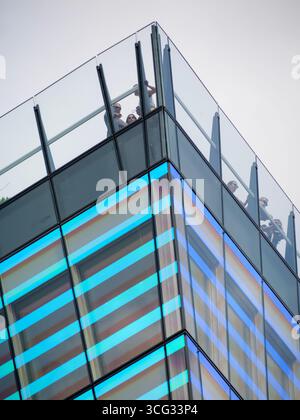 Londres, Royaume-Uni – les visiteurs apprécient la vue sur le toit depuis le jardin au 120, situé à Fen court, 120 Fenchurch Street, dans la ville de Londres Banque D'Images