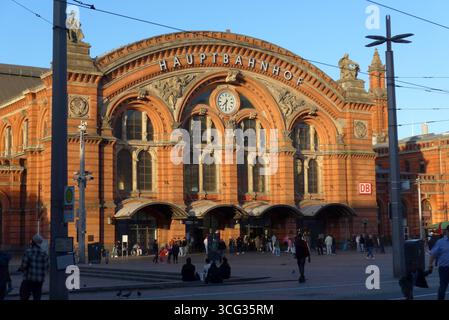 Der Bremer Hauptbahnhof in der Abendsonne. DAS 1889 eingeweihte Gebäude wurde von dem Architekten Hubert Stier im Stil der Neorenaissance entworfen. *** Gare centrale de Brême sous le soleil du soir le bâtiment, inauguré en 1889, a été conçu par l'architecte Hubert Stier dans le style néo-Renaissance Banque D'Images