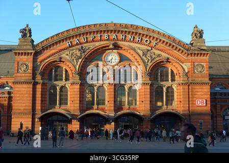 Der Bremer Hauptbahnhof in der Abendsonne. DAS 1889 eingeweihte Gebäude wurde von dem Architekten Hubert Stier im Stil der Neorenaissance entworfen. *** Gare centrale de Brême sous le soleil du soir le bâtiment, inauguré en 1889, a été conçu par l'architecte Hubert Stier dans le style néo-Renaissance Banque D'Images