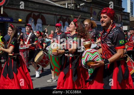Londres, Royaume-Uni. 26 août 2025. Les artistes assistent au Carnaval de Notting Hill à Londres, Grande-Bretagne, le 25 août 2025. Né dans les années 1960, le carnaval est un moyen pour les communautés afro-caribéennes de célébrer leurs cultures et leurs traditions. Crédit : Xinhua/Alamy Live News Banque D'Images