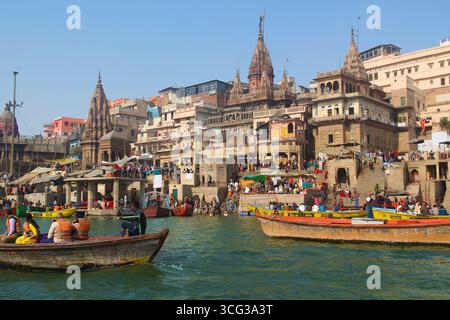 Beaucoup de pèlerins indiens sur les bateaux et les ghats de la ville sacrée de Varanasi. Banque D'Images