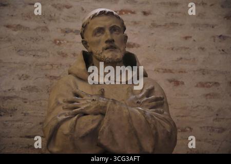 Statue à l'intérieur d'une cathédrale française à Toulouse Banque D'Images