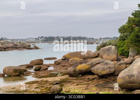 Point de vue sur le phare de Mean Ruz le long de la côte de Bretagne en France Banque D'Images