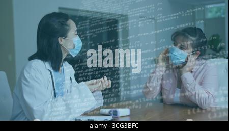 Médecin portant un manteau blanc et un masque consultant le patient à la maison avec stéthoscope et superposition de code Banque D'Images