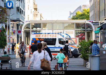 Der Rettungsdienst in Wien wird neben der Berufsrettung von Rettungsorganisationen wie dem Rotes Kreuz oder dem Samriterbund bereitgestellt. IM Bild : Ein Rettungswagen (RTW) der Wiener Berufsrettung AM 25. Août 2025 AM Keplerplatz à Wien-Favoriten. // le service médical d'urgence à Vienne est assuré non seulement par le service de secours professionnel mais aussi par des organismes de secours comme la Croix-Rouge par exemple. Sur la photo : une ambulance du service médical professionnel de Vienne est en service le 25 août 2025, sur la place Kepler à Vienne. - 20250825 PD12376 Banque D'Images