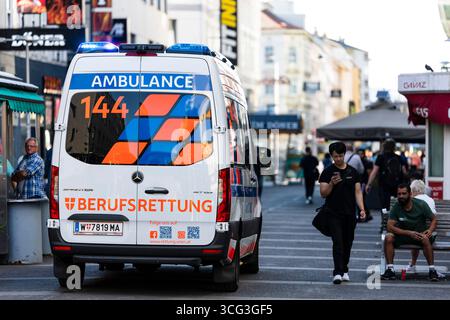 Der Rettungsdienst in Wien wird neben der Berufsrettung von Rettungsorganisationen wie dem Rotes Kreuz oder dem Samriterbund bereitgestellt. IM Bild : Ein Rettungswagen (RTW) der Wiener Berufsrettung AM 25. Août 2025 AM Keplerplatz à Wien-Favoriten. // le service médical d'urgence à Vienne est assuré non seulement par le service de secours professionnel mais aussi par des organismes de secours comme la Croix-Rouge par exemple. Sur la photo : une ambulance du service médical professionnel de Vienne est en service le 25 août 2025, sur la place Kepler à Vienne. - 20250825 PD12374 Banque D'Images