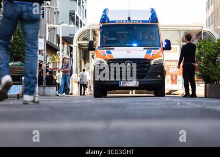 Der Rettungsdienst in Wien wird neben der Berufsrettung von Rettungsorganisationen wie dem Rotes Kreuz oder dem Samriterbund bereitgestellt. IM Bild : Ein Rettungswagen (RTW) der Wiener Berufsrettung AM 25. Août 2025 AM Keplerplatz à Wien-Favoriten. // le service médical d'urgence à Vienne est assuré non seulement par le service de secours professionnel mais aussi par des organismes de secours comme la Croix-Rouge par exemple. Sur la photo : une ambulance du service médical professionnel de Vienne est en service le 25 août 2025, sur la place Kepler à Vienne. - 20250825 PD12379 Banque D'Images