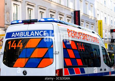 Der Rettungsdienst in Wien wird neben der Berufsrettung von Rettungsorganisationen wie dem Rotes Kreuz oder dem Samriterbund bereitgestellt. IM Bild : Ein Rettungswagen (RTW) der Wiener Berufsrettung AM 25. Août 2025 AM Keplerplatz à Wien-Favoriten. // le service médical d'urgence à Vienne est assuré non seulement par le service de secours professionnel mais aussi par des organismes de secours comme la Croix-Rouge par exemple. .Sur la photo : une ambulance du service médical professionnel de Vienne est en service le 25 août 2025, sur la place Kepler à Vienne. - 20250825 PD12373 Banque D'Images