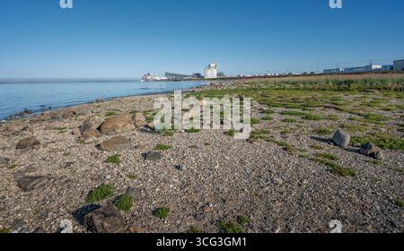 Vue lointaine du port de Churchill, Manitoba, Canada avec un bateau de croisière Banque D'Images
