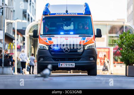 Der Rettungsdienst in Wien wird neben der Berufsrettung von Rettungsorganisationen wie dem Rotes Kreuz oder dem Samriterbund bereitgestellt. IM Bild : Ein Rettungswagen (RTW) der Wiener Berufsrettung AM 25. Août 2025 AM Keplerplatz à Wien-Favoriten. // le service médical d'urgence à Vienne est assuré non seulement par le service de secours professionnel mais aussi par des organismes de secours comme la Croix-Rouge par exemple. Sur la photo : une ambulance du service médical professionnel de Vienne est en service le 25 août 2025, sur la place Kepler à Vienne. - 20250825 PD12381 Banque D'Images
