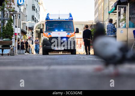 Der Rettungsdienst in Wien wird neben der Berufsrettung von Rettungsorganisationen wie dem Rotes Kreuz oder dem Samriterbund bereitgestellt. IM Bild : Ein Rettungswagen (RTW) der Wiener Berufsrettung AM 25. Août 2025 AM Keplerplatz à Wien-Favoriten. // le service médical d'urgence à Vienne est assuré non seulement par le service de secours professionnel mais aussi par des organismes de secours comme la Croix-Rouge par exemple. Sur la photo : une ambulance du service médical professionnel de Vienne est en service le 25 août 2025, sur la place Kepler à Vienne. - 20250825 PD12382 Banque D'Images