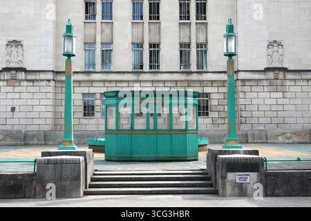Un péage original de style art déco du tunnel Mersey, conçu par Herbert Rowse, situé à l'extérieur du siège du tunnel Merseytravel au Georges Dock Building Banque D'Images