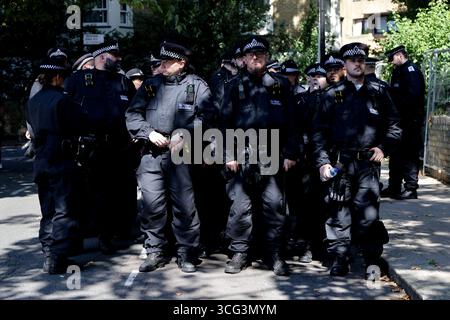 Londres, Royaume-Uni. 24 août 2025. Policiers vus le premier jour du carnaval de Notting Hill. Le Carnaval de Notting Hill est l'un des plus grands festivals de rue au monde. C'est un carnaval annuel des Caraïbes qui a lieu à Londres depuis 1966 dans les rues de Notting Hill pendant le week-end de vacances en août. Crédit : SOPA images Limited/Alamy Live News Banque D'Images