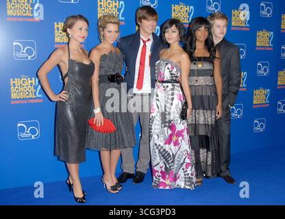 Olesya Rulin, Ashley Tisdale, Zac Efron, Vanessa Hudgens, Monique Coleman et Lucas Grabeel et lors de la première européenne de High School musical 2 au vue Cinema Inside the O2 Arena, Peninsula Square, Londres - 2 septembre 2007 Banque D'Images