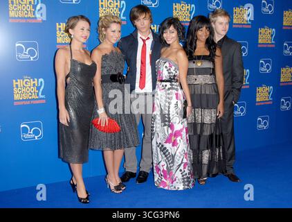 Olesya Rulin, Ashley Tisdale, Zac Efron, Vanessa Hudgens, Monique Coleman et Lucas Grabeel et lors de la première européenne de High School musical 2 au vue Cinema Inside the O2 Arena, Peninsula Square, Londres - 2 septembre 2007 Banque D'Images