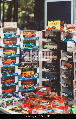 Modèles de voitures miniatures. Pile de voitures de modèle jouet de collection dans des boîtes colorées affichées pour la vente au marché. Concept de collection hobby, miniature Banque D'Images